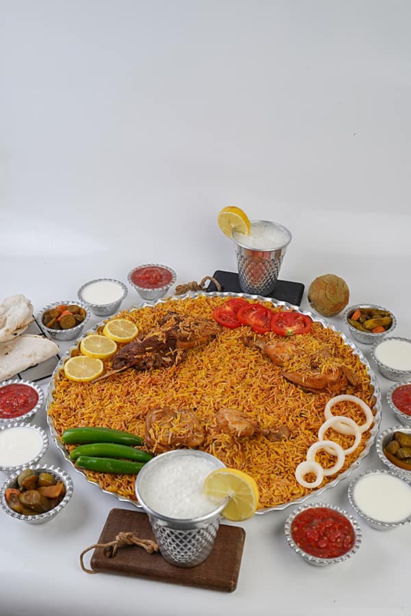 منسف كبسة قطع لحم ودجاجة كاملة