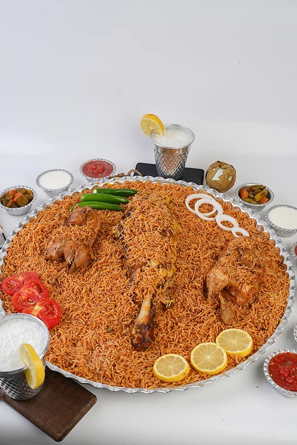 منسف كبسة لحم كتف ودجاجة كاملة